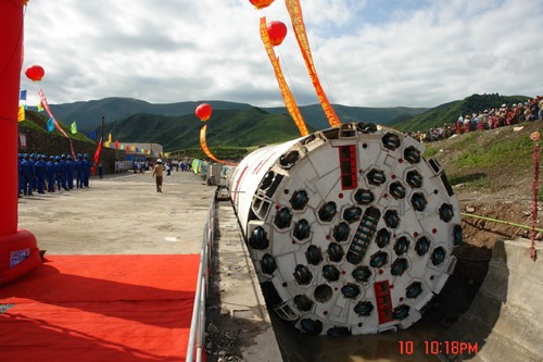 水電集團(tuán) 調(diào)干TBM步進(jìn)儀式 (2).jpg